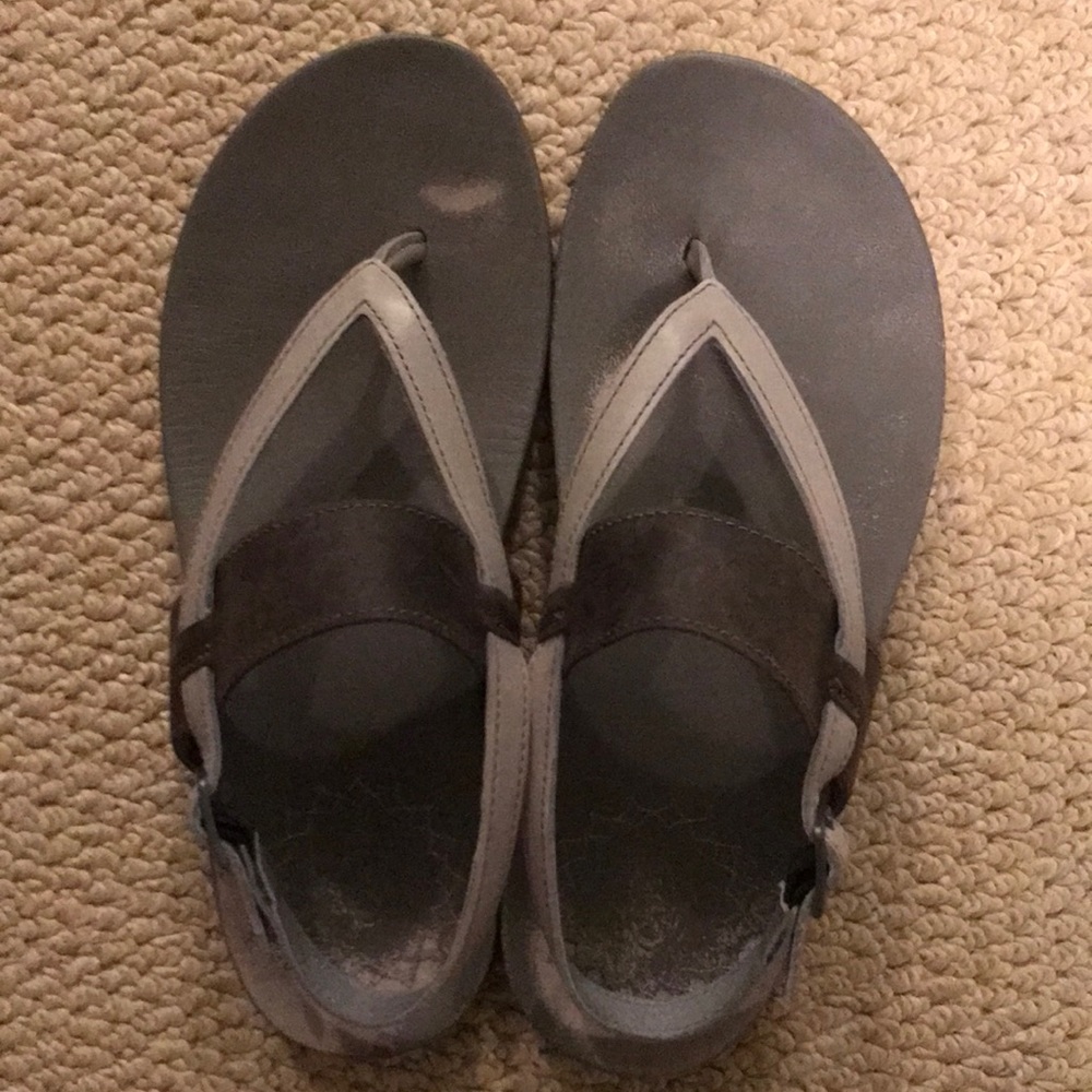 Chacos Women’s Sandals Smoke and pet free home. Nice sandals.
